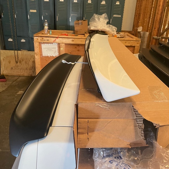 challenger spoiler with camera and zl1 wickerbill - Picture 3 of 10